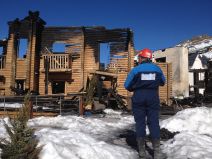 El fuego arrasa un hotel de madera en Sierra Nevada